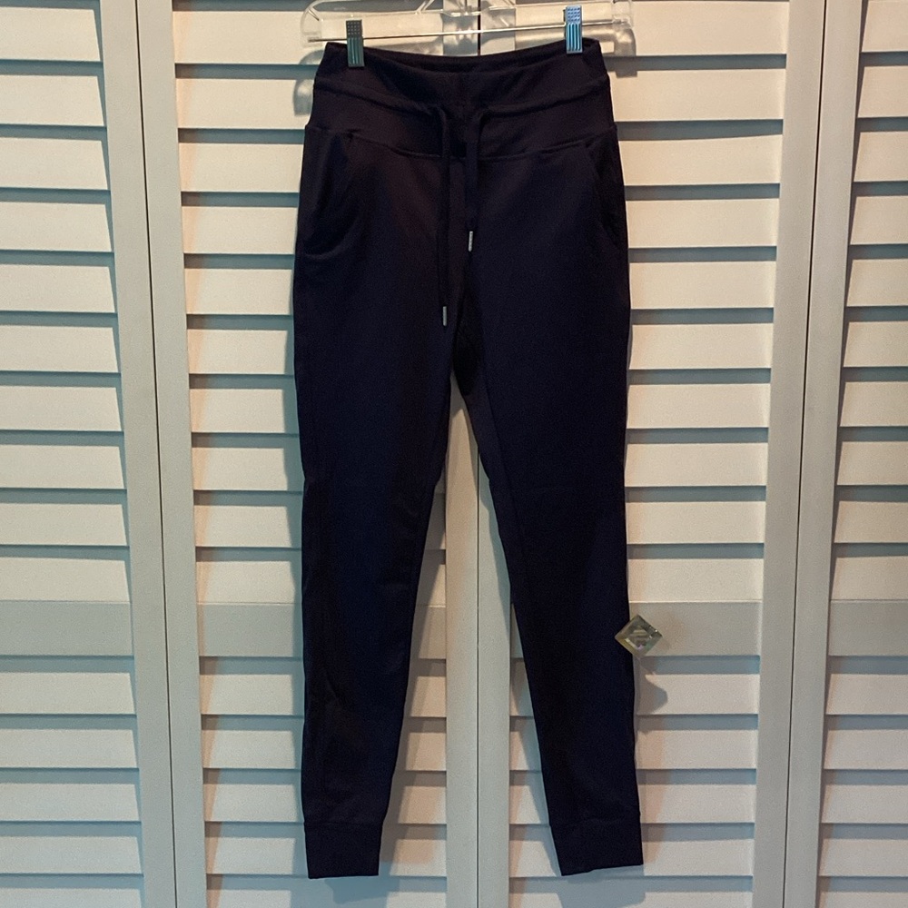 HALARA NWT Navy with adjustable string Joggers with Pockets